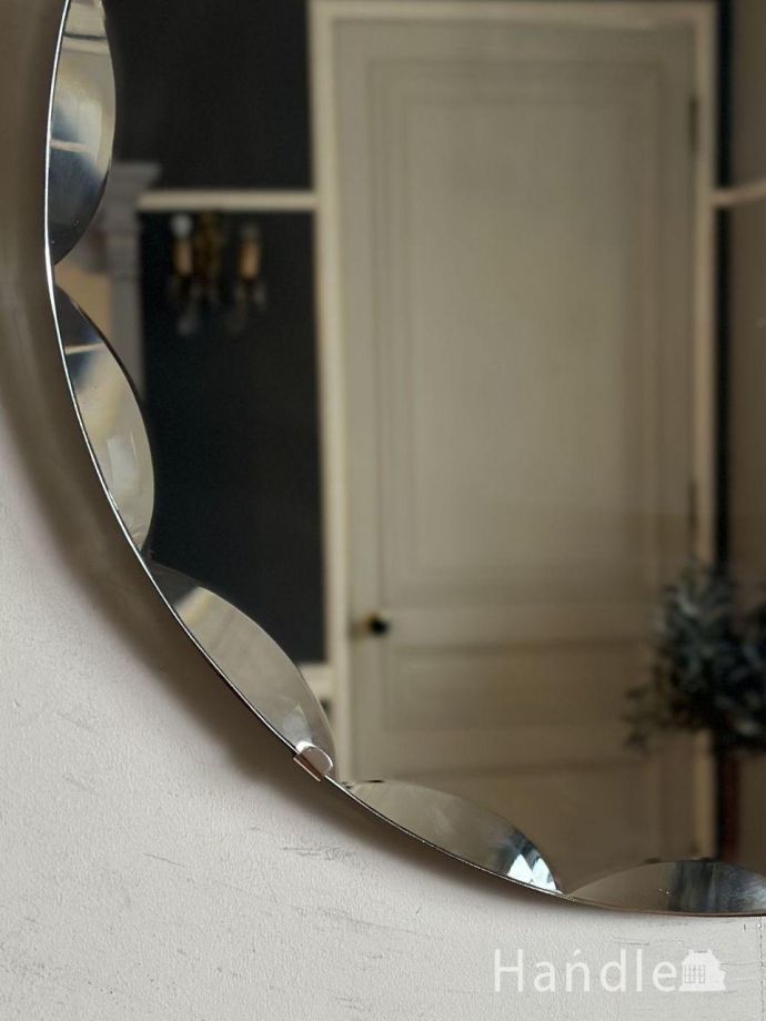 厚みが魅力のアンティークミラー