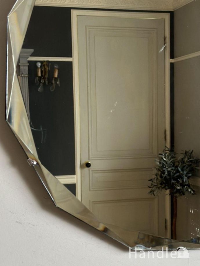 アンティークのおしゃれなミラー、イギリスで見つけた縁取りが輝く壁