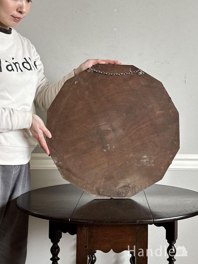 アンティークのおしゃれなミラー、イギリスで見つけた縁取りが輝く壁