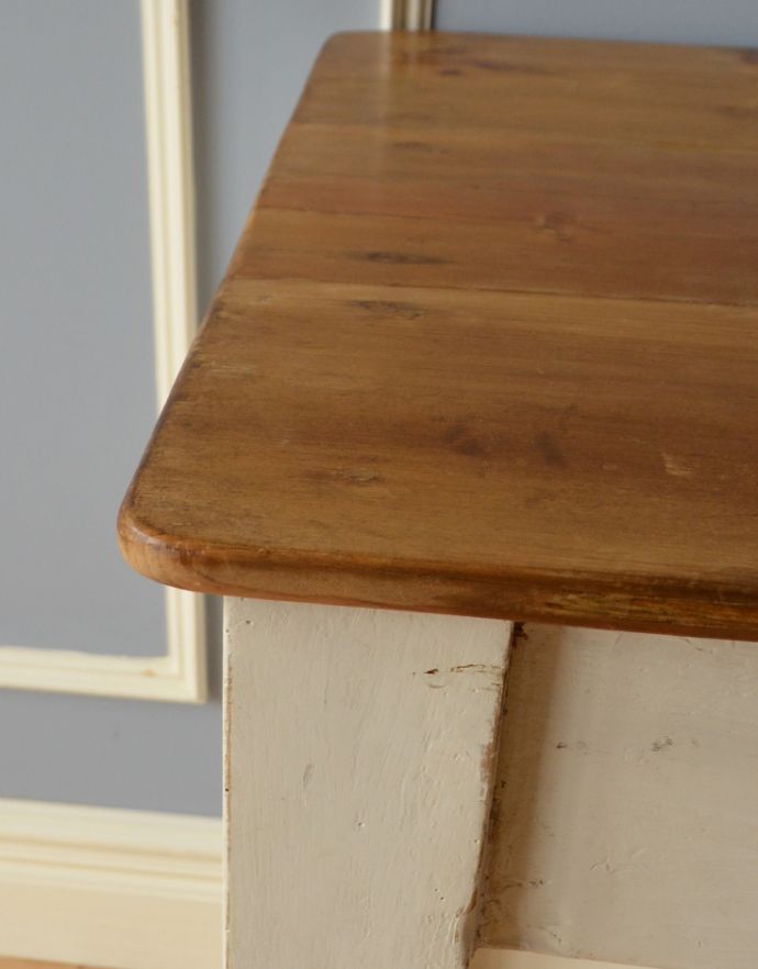 アンティークのデスク・書斎机 アンティーク家具 フランスのアンティーク家具、2トーンカラーのコンソールテーブル。アンティークは新品ではないので、経年変化によるキズはありますが、専門の職人によって目立たないようにキレイにお直しをしています。(k-553-f-2)