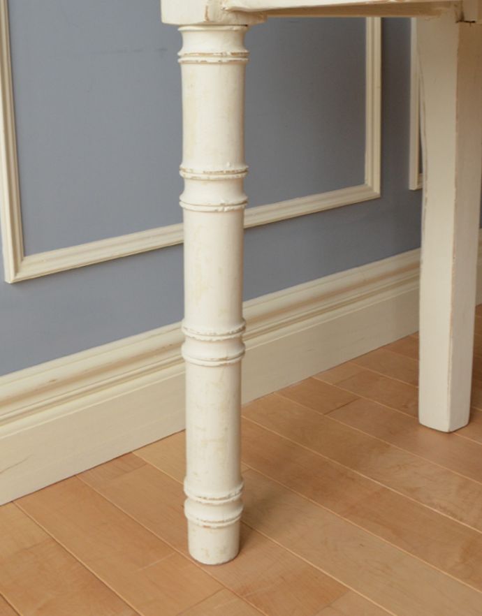 アンティークのデスク・書斎机 アンティーク家具 フランスのアンティーク家具、2トーンカラーのコンソールテーブル。前脚は凝った装飾が施されています。(k-553-f-2)