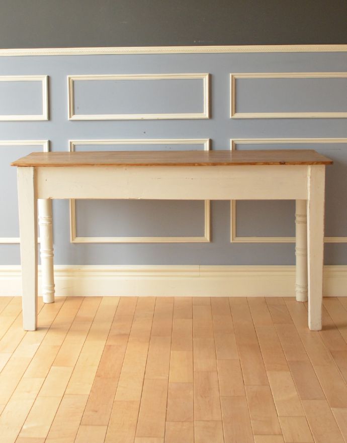 アンティークのデスク・書斎机 アンティーク家具 フランスのアンティーク家具、2トーンカラーのコンソールテーブル。お気に入りの椅子を合わせて、ネットショッピングしたり、日記をつけたり・・・一日の終わりを過ごす場所にいかがでしょうか?。(k-553-f-2)