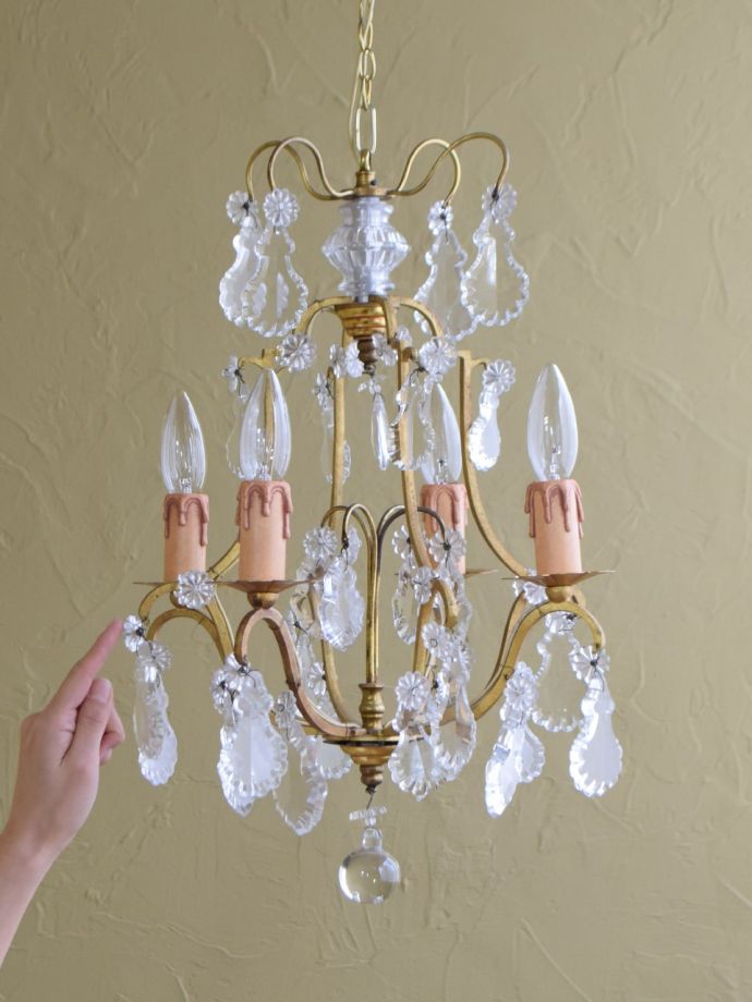 アンティークのガラス付きシャンデリア