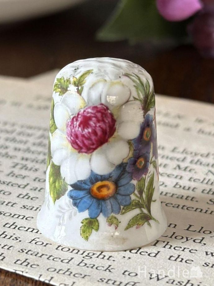 英国アンティークのおしゃれな陶磁器、イギリスで見つけた指サックの