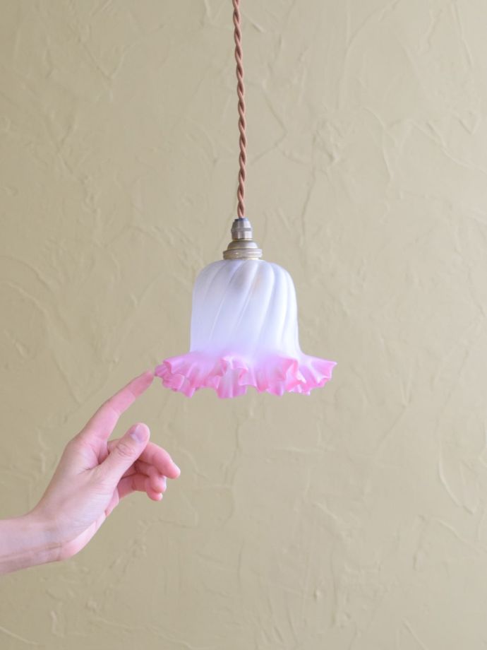 英国のアンティーク照明、クランベリー色の可愛いペンダントライト