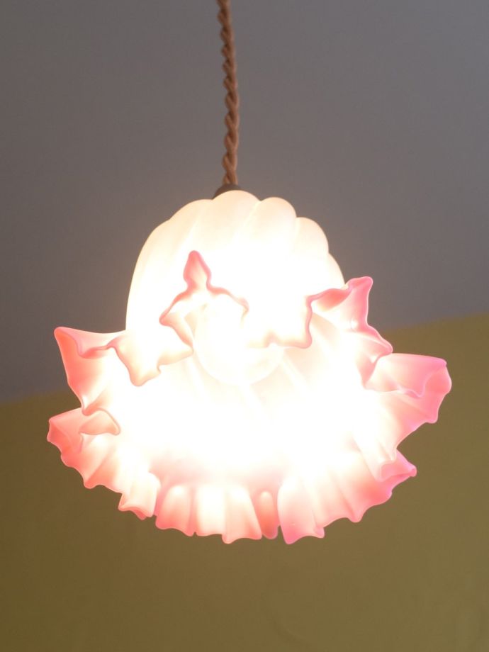 英国のアンティーク照明、クランベリー色の可愛いペンダントライト