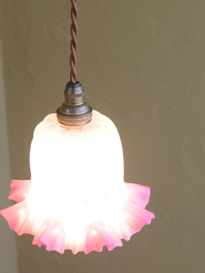 英国のアンティーク照明、クランベリー色の可愛いペンダントライト