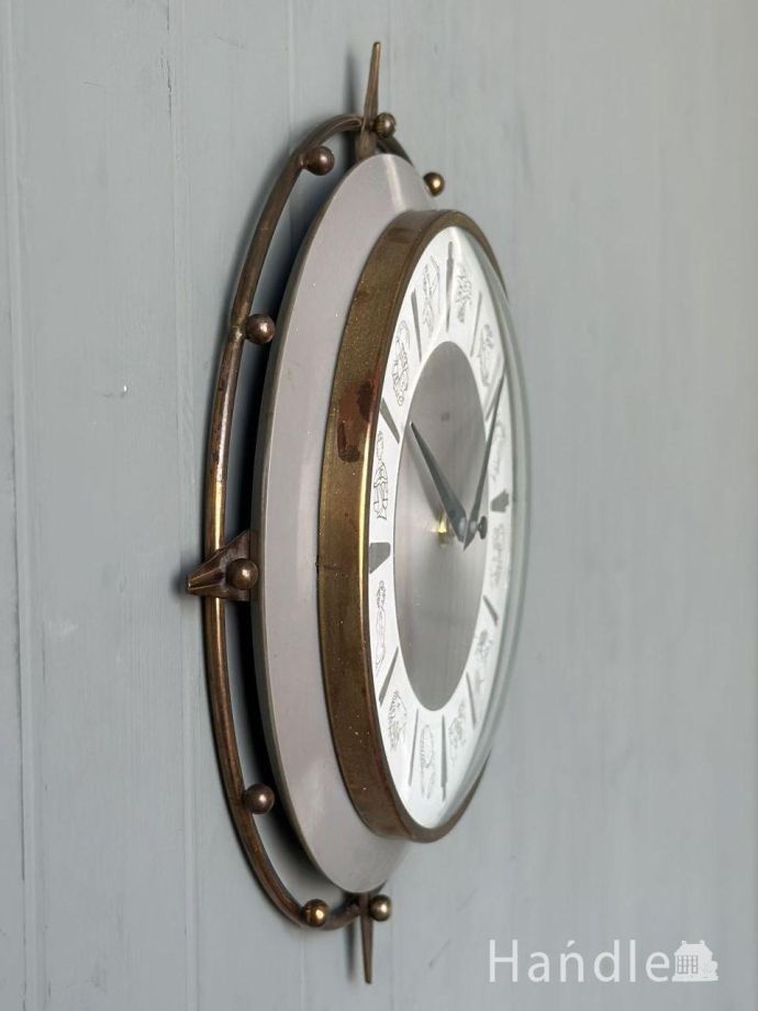 アンティーク時計の側面