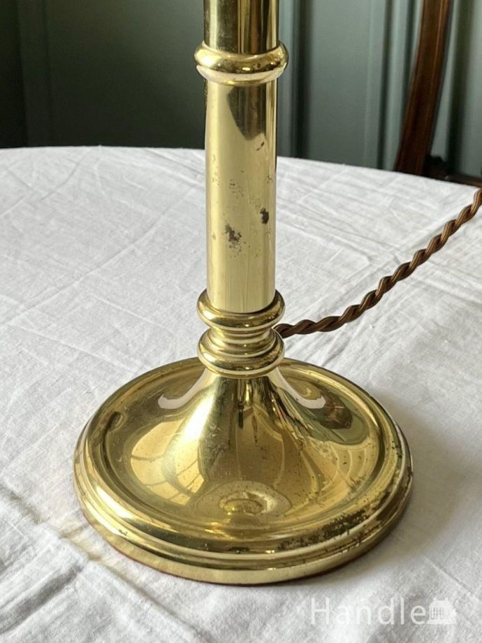 イギリスから届いたゴールド色のスタンド照明、アンティークのテーブル