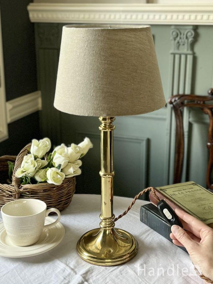 イギリスから届いたゴールド色のスタンド照明、アンティークのテーブル