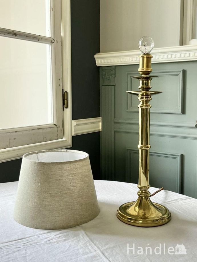 イギリスから届いたゴールド色のスタンド照明、アンティークのテーブル