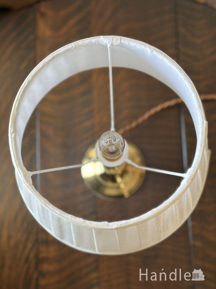 イギリスから届いたキラッと輝くスタンドライト、ゴールド色の