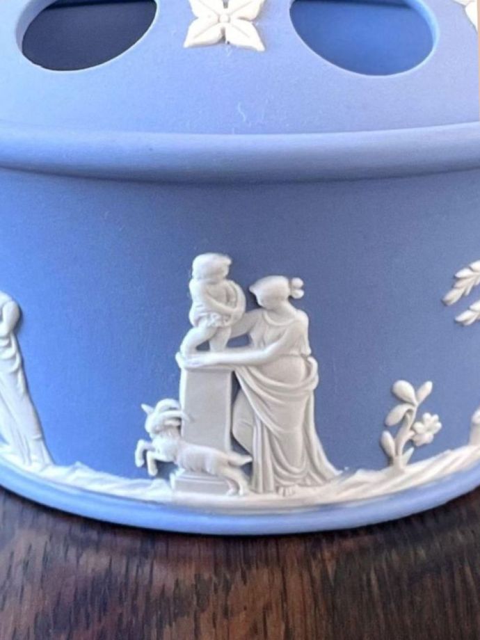 アンティークウェッジウッドのジャスパーウェア、ペールブルー色の