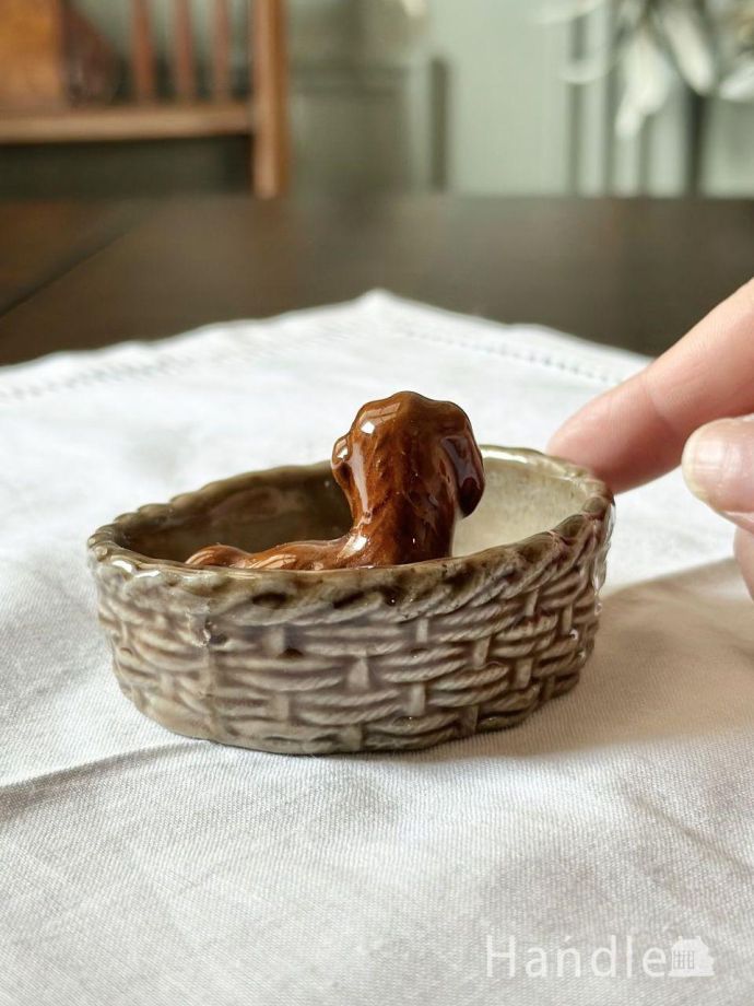 イギリスから届いたビンテージの陶磁器、WADE社のかごに入った犬の