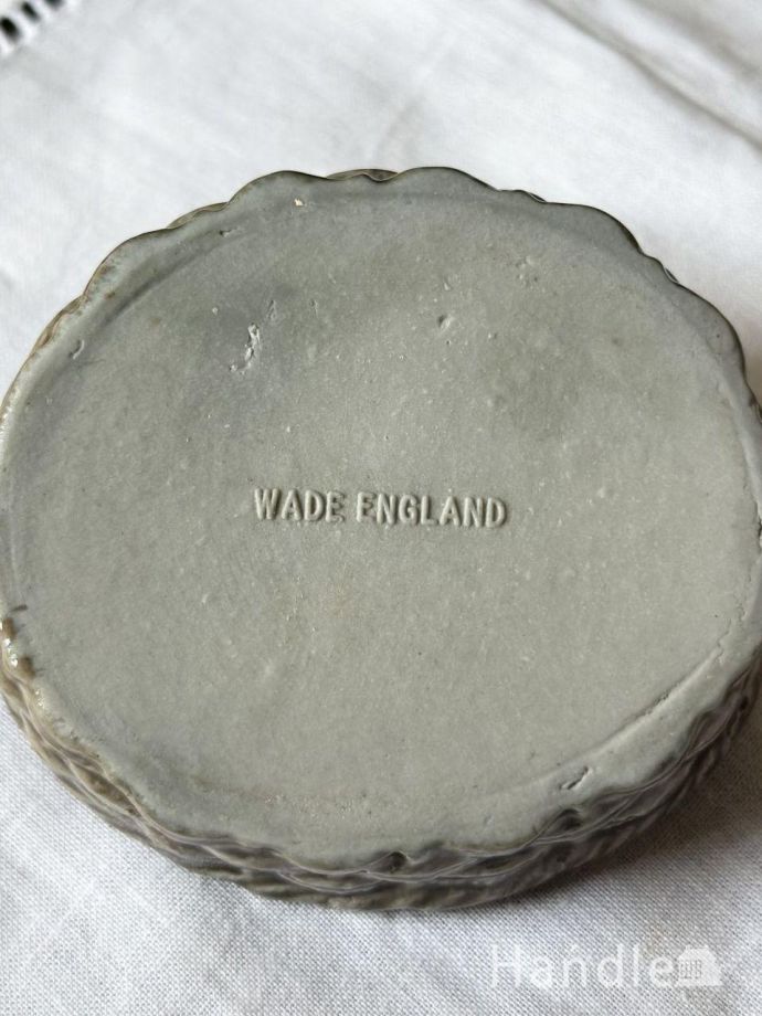 イギリスから届いたビンテージの陶磁器、WADE社のかごに入った犬の