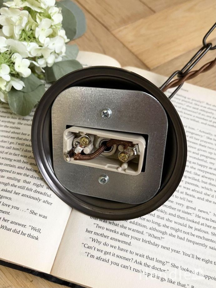 シャンデリアの取り付け方