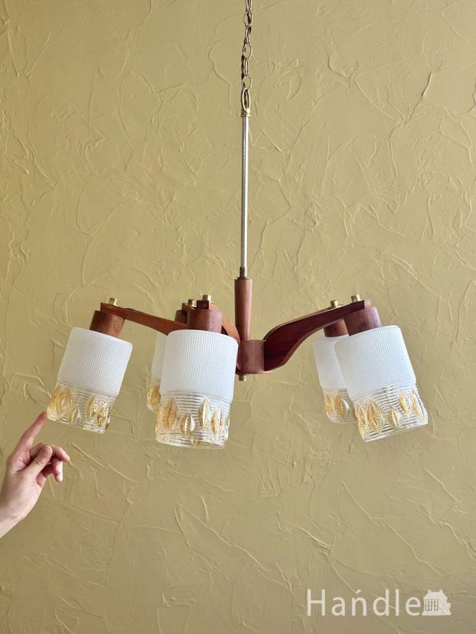 アンティークの木製シャンデリア