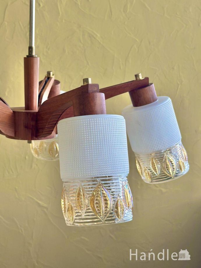 ガラスシェード付きのシャンデリア