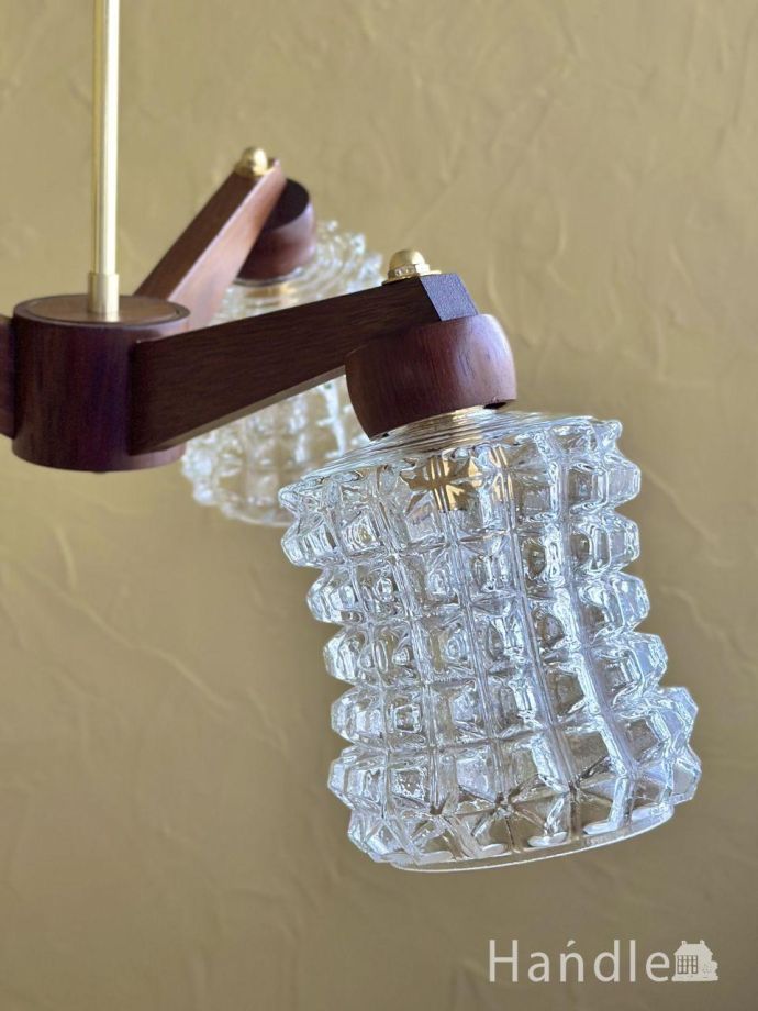 ガラスシェード付きのシャンデリア