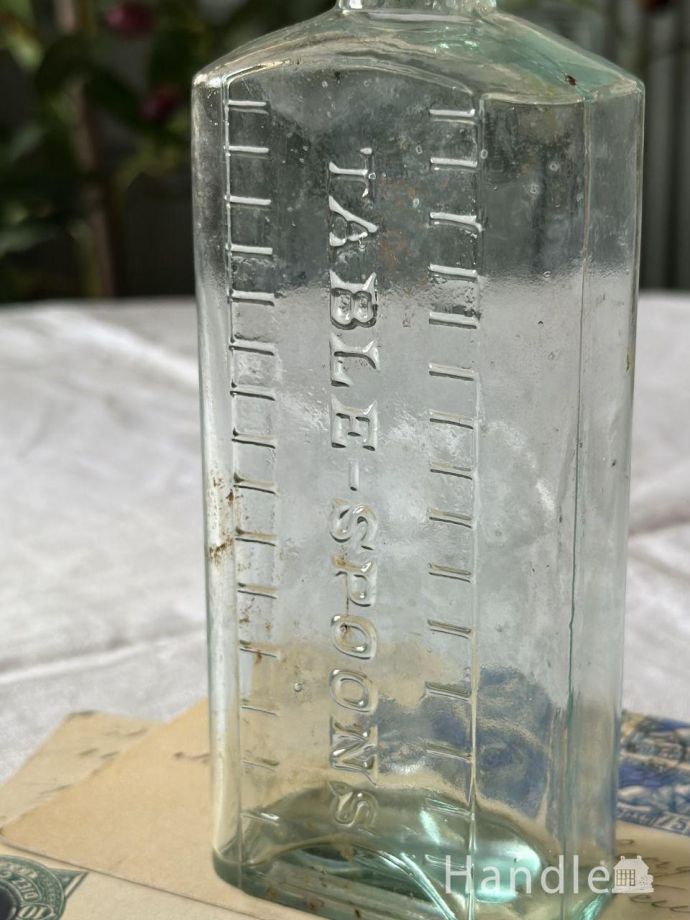 アンティークガラスのボトル