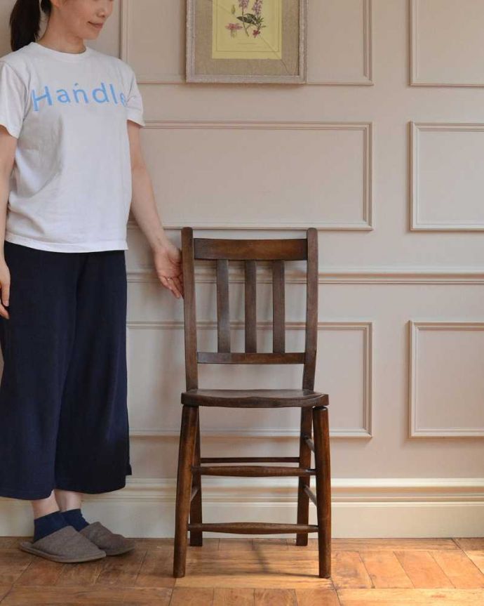 キッチンチェア アンティーク チェア イギリスから来たアンティークの椅子、チョコレート色の可愛いスクールチェア。学校用に作られた生徒さんのための椅子ムダがないデザインのスクールチェアは軽くて持ち運びもラク。(k-605-c)