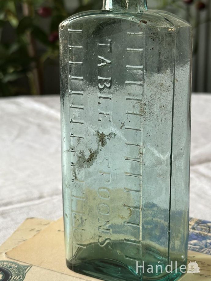 アンティークガラスのボトル