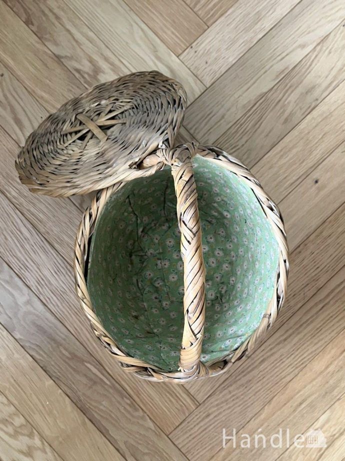 アンティークバスケットの中