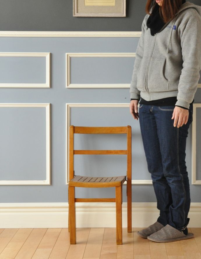 キッチンチェア　アンティーク チェア　1930年代のアンティーク チャイルドチェア。お部屋の片隅に置いて、クッションやバスケットなどを飾ってみてはいかがでしょう？（モデルの身長は160cmです）【 全体 】幅39.5×高さ65.5×奥行35cm【 座面 】幅30.5×高さ35×奥行29cm。(k-616-c-1)