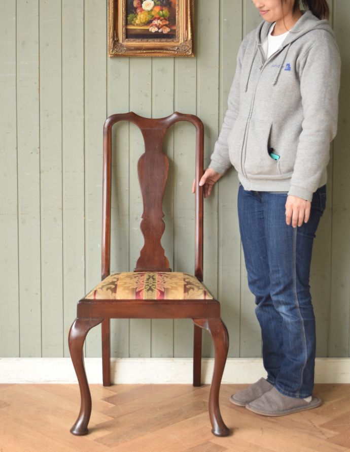 ダイニングチェア　アンティーク チェア　英国輸入のアンティークダイニングチェア、クィーンアンチェア。アン女王時代に作られた英国の代表的な椅子クイーンアンチェアはそれまでの板座とは違って掛け心地がいいようにクッション性のある座面で作られた椅子です。(k-622-c-1)