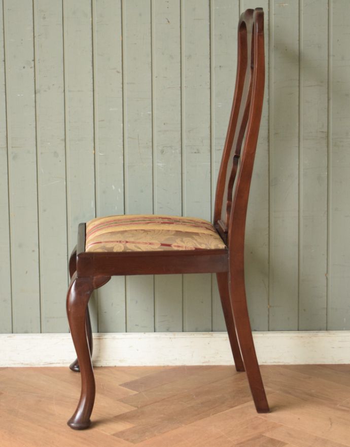 ダイニングチェア　アンティーク チェア　英国輸入のアンティークダイニングチェア、クィーンアンチェア。横から見ても優雅な立ち姿しっかり組み直してあるので、横から見てもキレイです。(k-622-c-1)