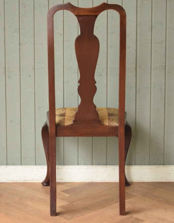ダイニングチェア　アンティーク チェア　英国輸入のアンティークダイニングチェア、クィーンアンチェア。しっかり修復したので、後ろ姿にも自信がありますいろんな修復方法がありますが、Handleでは専門の職人が一度、全てをバラしてから丁寧に組み上げているのでクオリティが違います。(k-622-c-1)