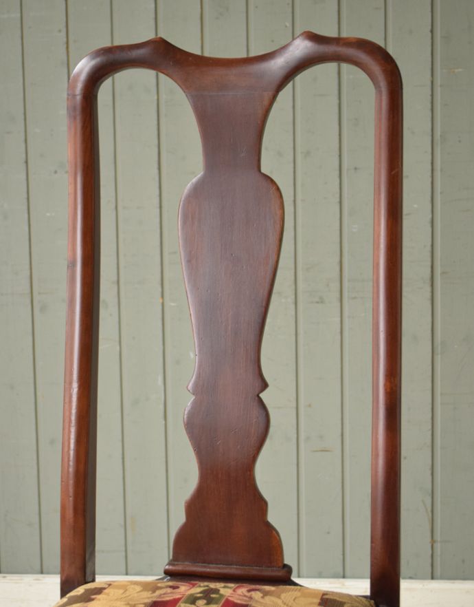 ダイニングチェア　アンティーク チェア　英国輸入のアンティークダイニングチェア、クィーンアンチェア。ベースバックに描かれた花瓶クイーンアンチェアの一番の特長が曲線を描く背もたれ平板。(k-622-c-1)