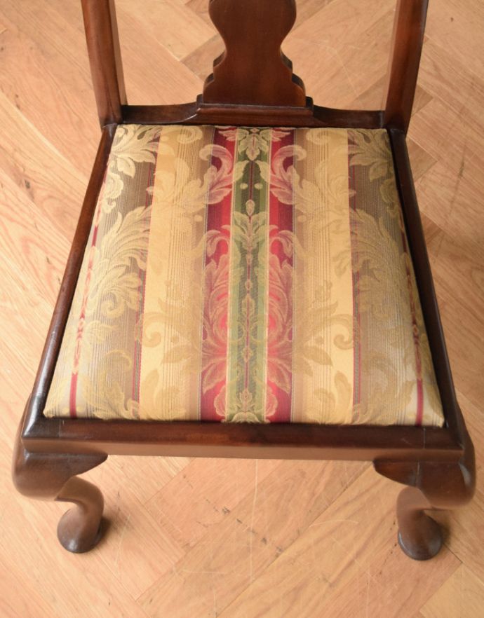 ダイニングチェア　アンティーク チェア　英国輸入のアンティークダイニングチェア、クィーンアンチェア。新しく貼り替えました修復の際、座面の生地も新しいものに貼り替えてあります。(k-622-c-1)