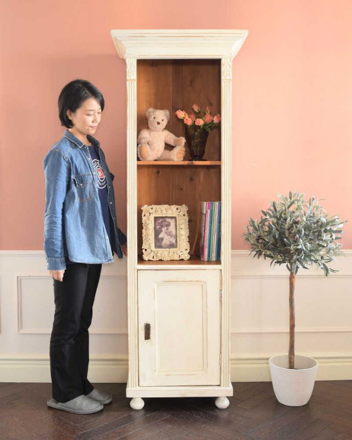 アンティークのキャビネット　アンティーク家具　ホワイトペイントのアンティークフレンチ家具、オープンキャビネット。お部屋をパッと華やかにしてくれるペイントのシェルフフランスらしい優雅な彫の美しいオープンシェルフ。(k-655-f-1)