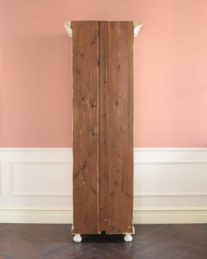 アンティークのキャビネット　アンティーク家具　ホワイトペイントのアンティークフレンチ家具、オープンキャビネット。もちろん後ろ姿も自信アリアンティークは新品ではないので、経年変化によるキズはありますが、専門の職人がキレイにお直しをしているので、後ろ姿にも自信があります。(k-655-f-1)