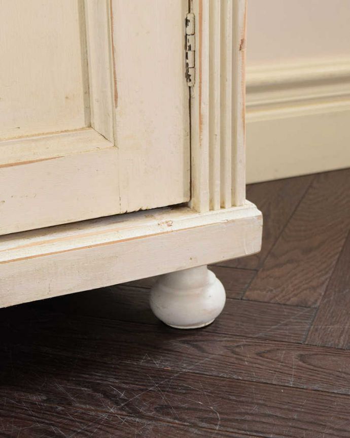 アンティークのキャビネット　アンティーク家具　ホワイトペイントのアンティークフレンチ家具、オープンキャビネット。女性１人でラクラク運べちゃうんですHandleのアンティークは、脚の裏にフェルトキーパーをお付けしています。(k-655-f-1)