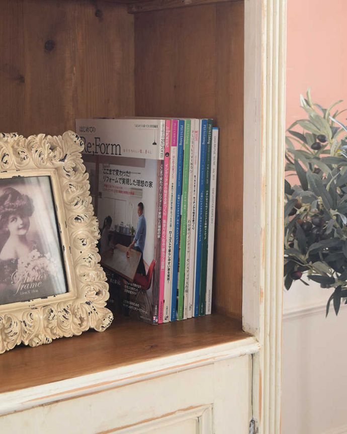 アンティークのキャビネット　アンティーク家具　ホワイトペイントのアンティークフレンチ家具、オープンキャビネット。A4サイズも収納出来ちゃう優れものA4サイズの雑誌までしっかり収納出来ちゃう大きさ。(k-655-f-1)