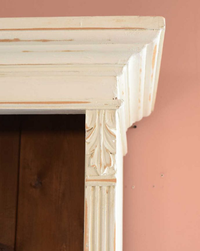 アンティークのキャビネット　アンティーク家具　ホワイトペイントのアンティークフレンチ家具、オープンキャビネット。やっぱりココがフランスらしい美しい彫にうっとり･･･ポイントポイントの装飾がキレイです。(k-655-f-1)