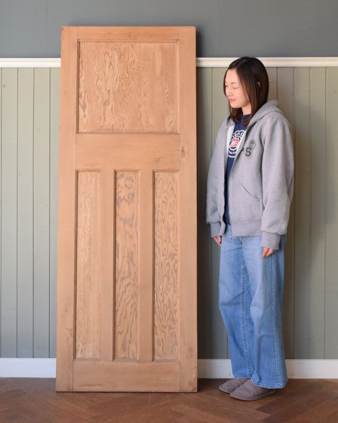 ドア・ゲート アンティーク家具 どんな部屋にも似合うシンプルデザインおしゃれなアンティークのドア。風合いたっぷりのアンティークドアアンティークらしい木目の風合いがとってもいいアンティークのドア。(k-658-f)