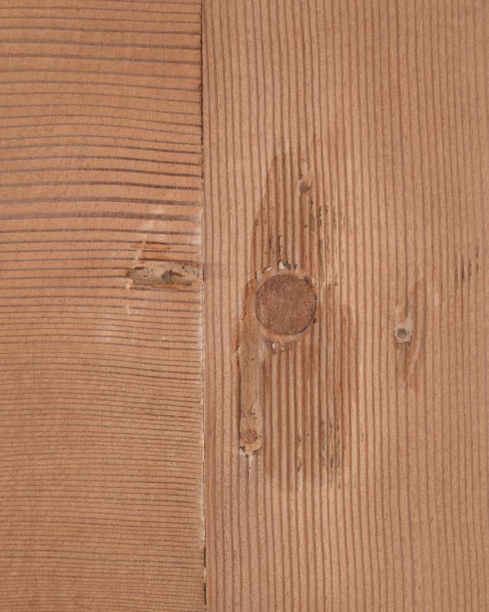 ドア・ゲート アンティーク家具 どんな部屋にも似合うシンプルデザインおしゃれなアンティークのドア。埋め木しました修復の際、もともとドアノブが付いていた穴に埋め木したので、好きな位置にドアノブを付けることが出来ます。(k-658-f)