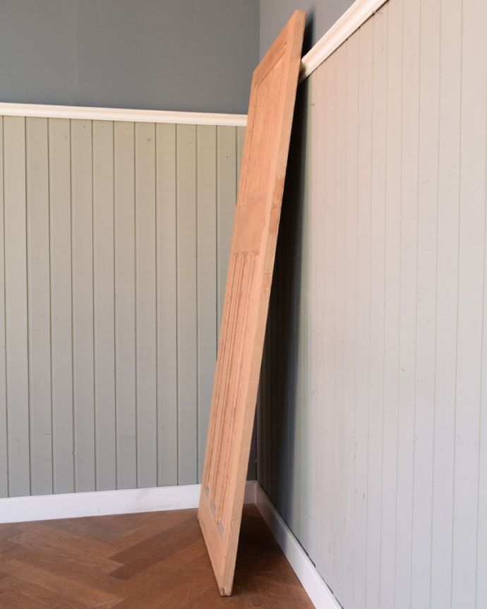 ドア・ゲート アンティーク家具 どんな部屋にも似合うシンプルデザインおしゃれなアンティークのドア。しっかりお直ししましたHandleでは、修復の際、しっかりと垂直・直角を出していますので、安心して取り付け出来ます。(k-658-f)