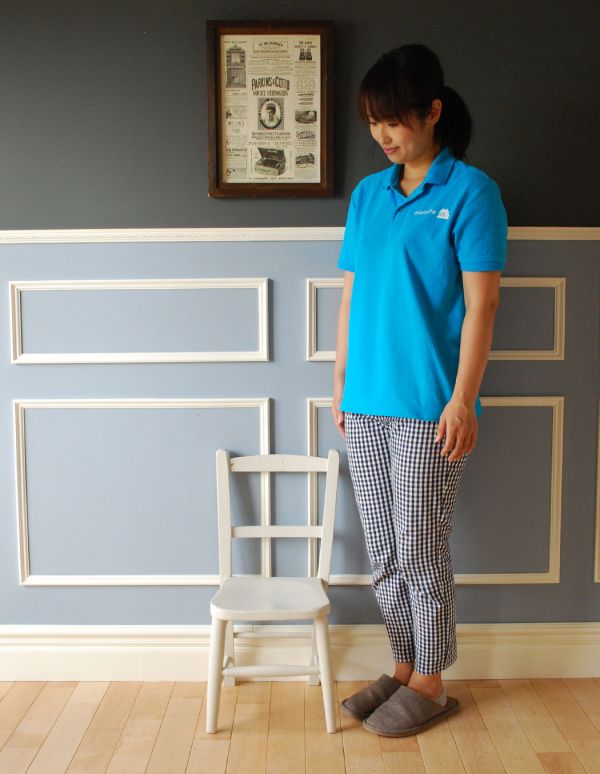 板座面 アンティーク チェア イギリスから届いたアンティーク椅子、白い色のチャイルドチェア。お部屋の片隅に置いて、クッションやバスケットなどを飾ってみてはいかがでしょう?(モデルの身長は160cmです)【 全体 】幅33.5×奥行36×高さ66cm【 座面 】幅29×奥行30.5×高さ33cm。(k-707-c-1)