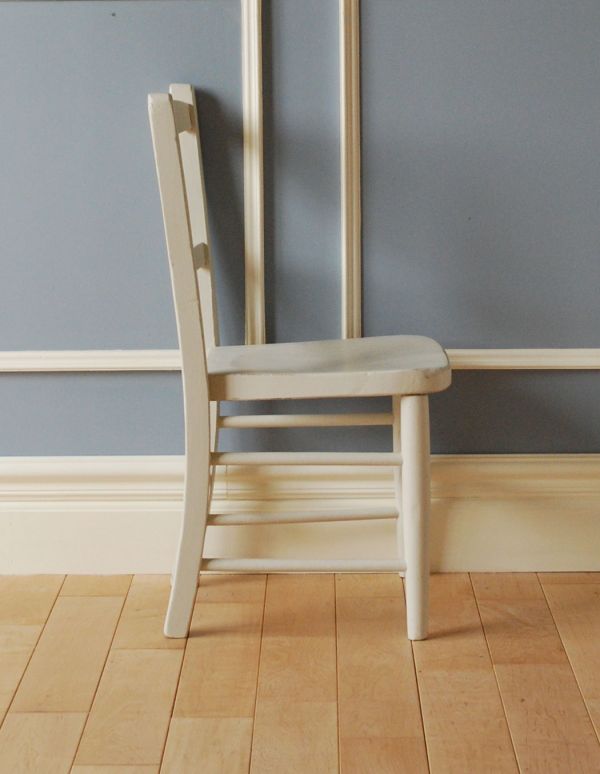 板座面 アンティーク チェア イギリスから届いたアンティーク椅子、白い色のチャイルドチェア。しっかりと支えてくてる背もたれの角度は、長く座っていても疲れません。(k-707-c-1)