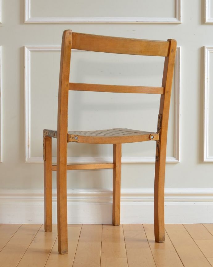 アンティークの椅子の後ろ姿