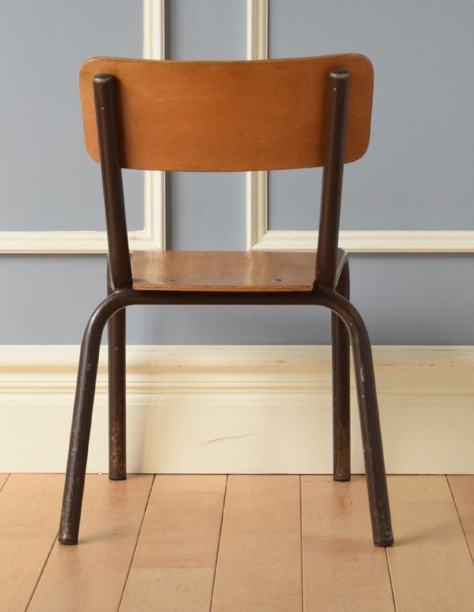 キッチンチェア アンティーク チェア イギリスのアンティーク家具の子供用スタッキングチャイルドチェア。後ろから見ても、やっぱり可愛い!アンティークは新品ではないので、もちろん経年変化によるキズはありますが、専門の職人がキレイにお直しをしているので、どの角度から見てもキレイです。(k-740-c-1)