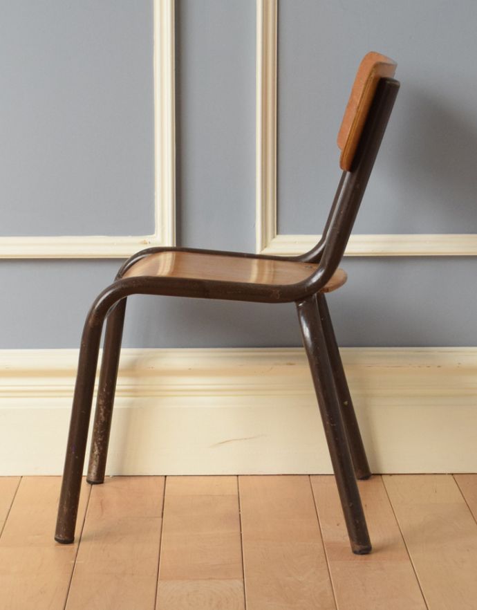キッチンチェア アンティーク チェア イギリスのアンティーク家具の子供用スタッキングチャイルドチェア。横から見ても可愛い もちろん、横顔だって可愛いんです。(k-740-c-1)
