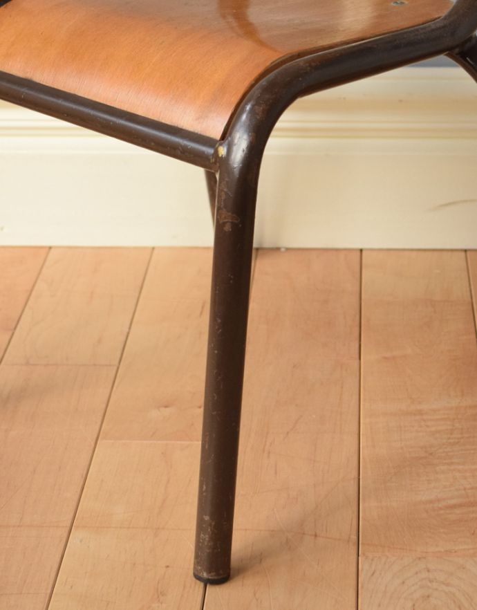 キッチンチェア アンティーク チェア イギリスのアンティーク家具の子供用スタッキングチャイルドチェア。床を滑らせて移動出来ますHandleではアンティークチェアの脚の裏にフェルトキーパーをお付けしています。(k-740-c-1)