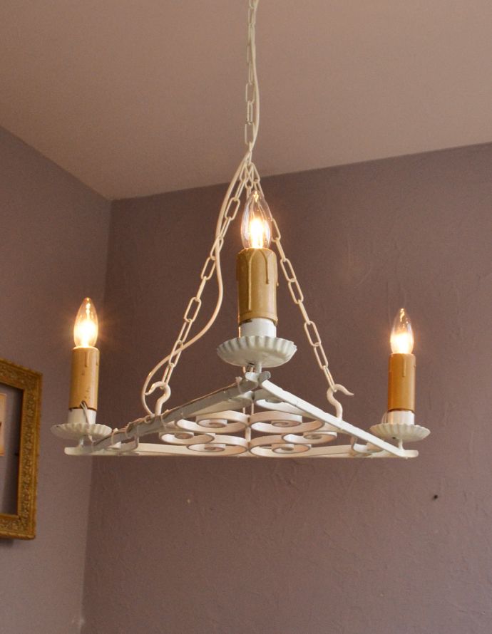 シャンデリア　照明・ライティング　フランスで見つけたアイアン製のアンティークシャンデリア（3灯タイプ）（Ｅ17シャンデリア球付）。夜が来るのが楽しみになる灯りシャンデリアがあるだけでなんだか暗くなる時間が楽しみになっちゃうんです。(k-748-z-1)