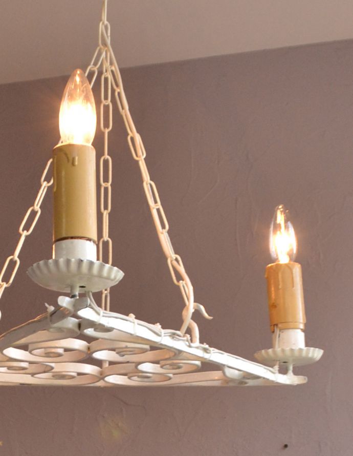 シャンデリア　照明・ライティング　フランスで見つけたアイアン製のアンティークシャンデリア（3灯タイプ）（Ｅ17シャンデリア球付）。日本仕様で修復しましたHandleのシャンデリアはアンティーク専門の職人が時間をかけて、口金も配線も日本仕様の新しいものに修理しているので、新しい日本の照明器具と変わりません。(k-748-z-1)