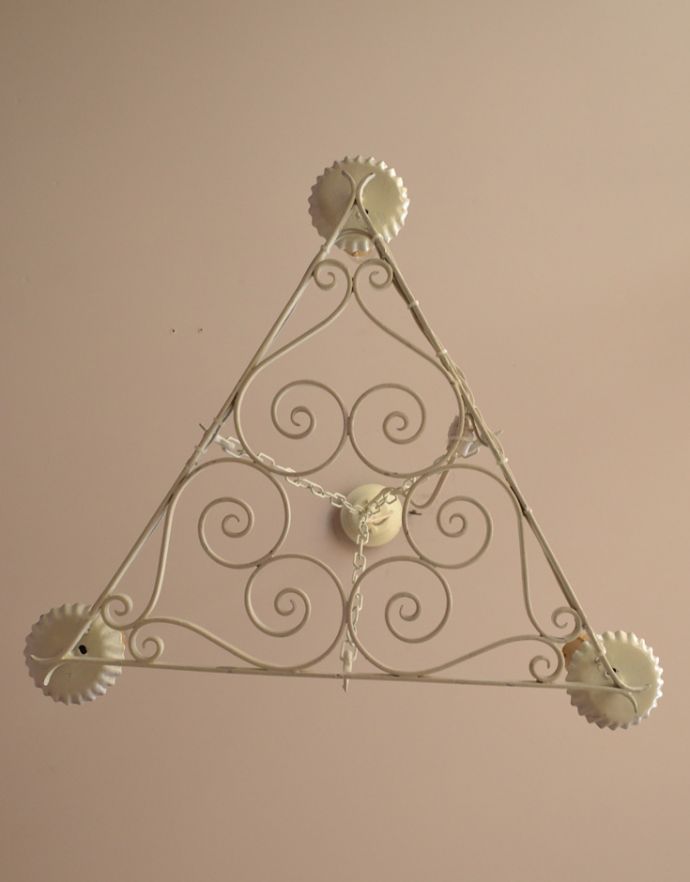 シャンデリア　照明・ライティング　フランスで見つけたアイアン製のアンティークシャンデリア（3灯タイプ）（Ｅ17シャンデリア球付）。下から見上げると･･･実際に取り付けて下から見るとこんな感じです。(k-748-z-1)